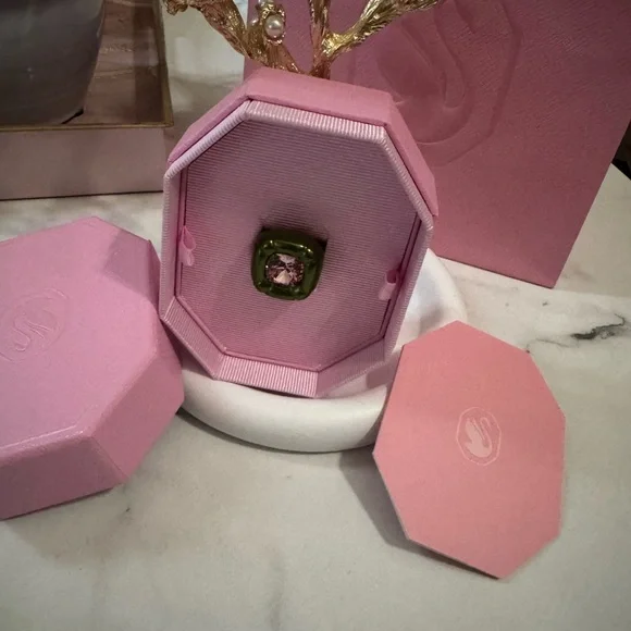 Swarovski Dulcis Cocktail Ring size 6 - Picture 1 of 4